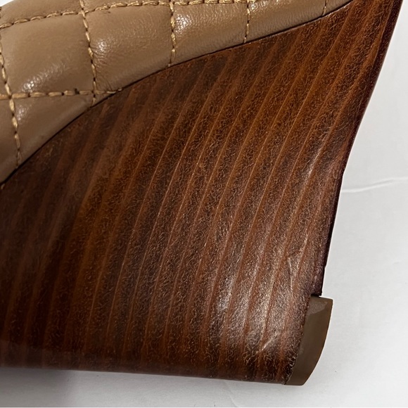Tory Burch 7.5 Kaitlin Tan Gold Quilted Wedge Shoes - Picture 10 of 13